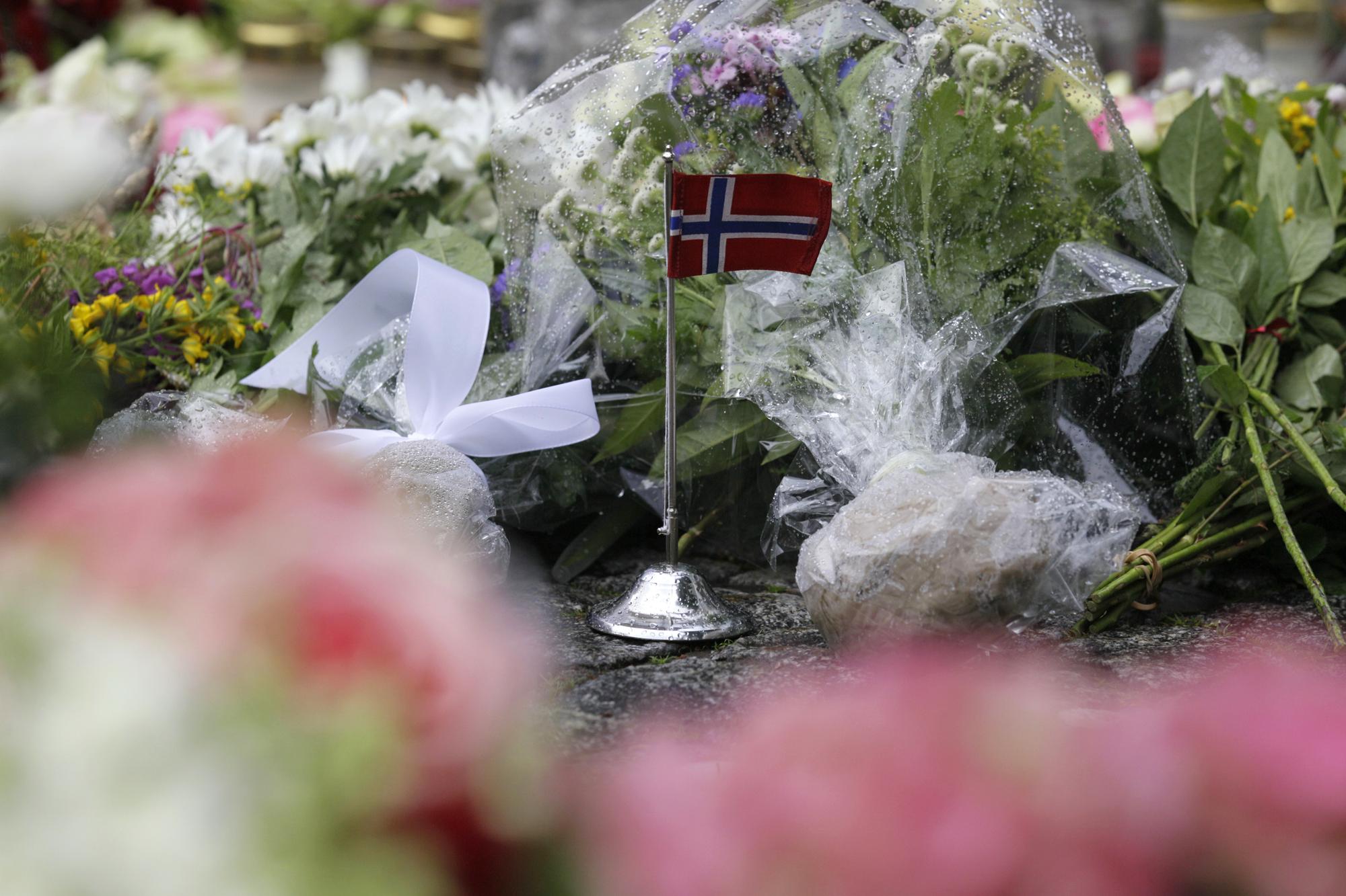 Les habitants d'Oslo ont déposé des fleurs en mémoire des victimes. [Reuters - Wolfgang Rattay]