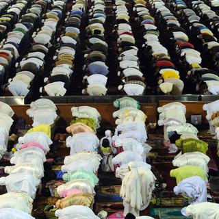 A Jakarta, en Indonésie, les musulmans ont commencé à prier dimanche soir. [Adek Berry]