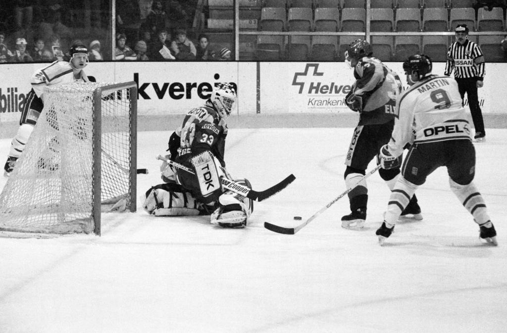 Rüeger dans ses oeuvres le 18.01.92 avec Kloten. [KEYSTONE - STR]