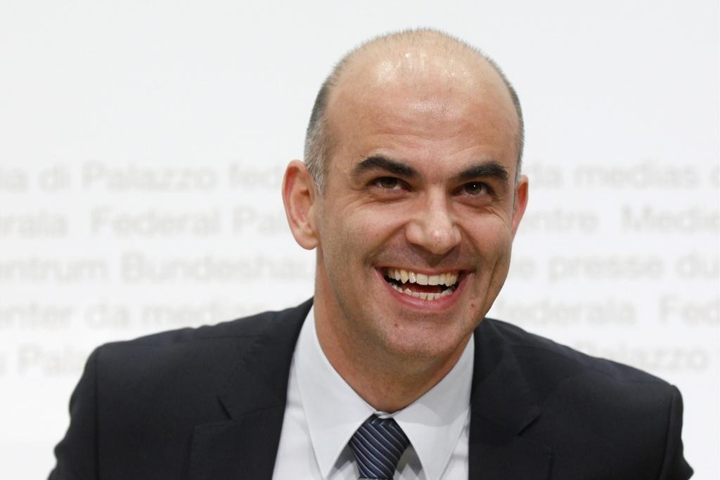 Alain Berset tout sourire durant sa première conférence de presse en tant que conseiller fédéral. [KEYSTONE - Peter Klaunzer]