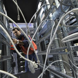 Un technicien travaille sur des installations informatiques  du CERN, près de Genève, le 3 octobre 2008