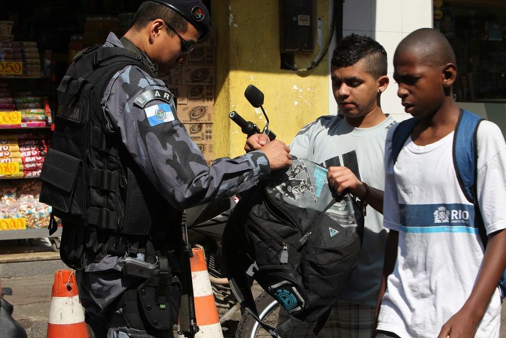 Depuis vendredi, des policiers fortement armés se sont déployés aux accès de la Rocinha. [KEYSTONE - MARCELO SAYAO]