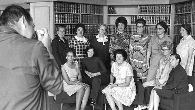 Les dix premières femmes élues au Conseil national en 1971, dont Gabrielle Nanchen, accompagnées des deux femmes élues lors de l'élection complémentaire de juin 1972. [Keystone]