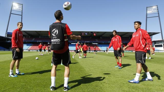 Les Suisses ont effectué leurs dernières gammes au Aalborg Stadium, où ils défieront le Danemark samedi soir. [PETER KLAUNZER]