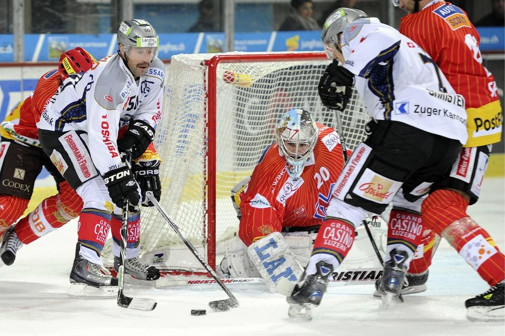 Glen Metropolit (en bl.) contrôle son puck pour inquiéter Berra dans sa cage. [Peter Klaunzer]