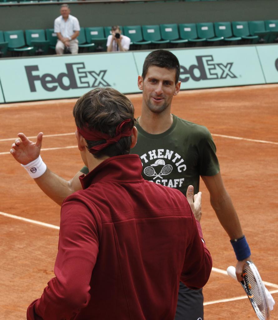 Djokovic très détendu avant d'aborder les Internationaux de France, n'a pas manqué de saluer cordialement "RF". [KEYSTONE - Christophe Ena]