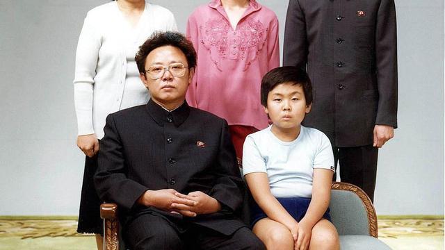 Cette photographie datée de 1981 montre le famille de Kim Jong-Il (assis à côté de son fils Jong-Nam, devant sa belle-soeur Sung Hye-Rang, sa fille Lee Nam-Ok et son fils Lee Il-Nam). [AFP]