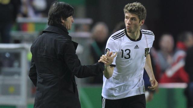 Joachim Löw félicite son buteur Thomas Müller. [Alex Domanski]