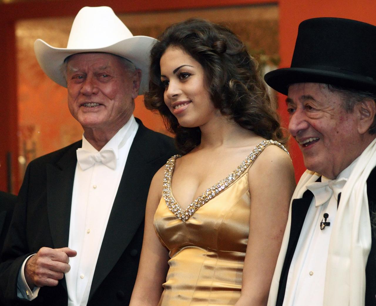 Larry "J.R." Hagman, Karima "Ruby" El Mahroug et le businessman Richar Lugner (de gauche à droite). [REUTERS - Heinz-Peter Bader]