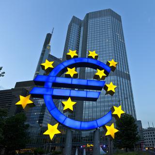 Au coeur de la crise de la dette dans la zone euro, la Grèce et l'Italie vont devoir se serrer la ceinture. [Keystone - Martin Rütschi]