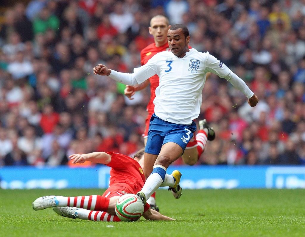 Ashley Cole (en blanc) prend de vitesse David Vaughan. [KEYSTONE - Roger Parker]