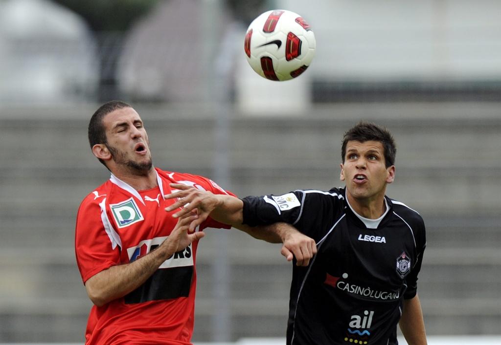 Loïc Chatton (à g) connaît bien le FC Bienne puisqu'il a débuté la saison avec le club de Challenge League. [KEYSTONE - Jean-Christophe Bott]