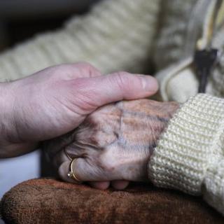 Une femme souffrant de la maladie d'Alzheimer dans une maison de repos.