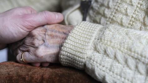 Une femme souffrant de la maladie d'Alzheimer dans une maison de repos.