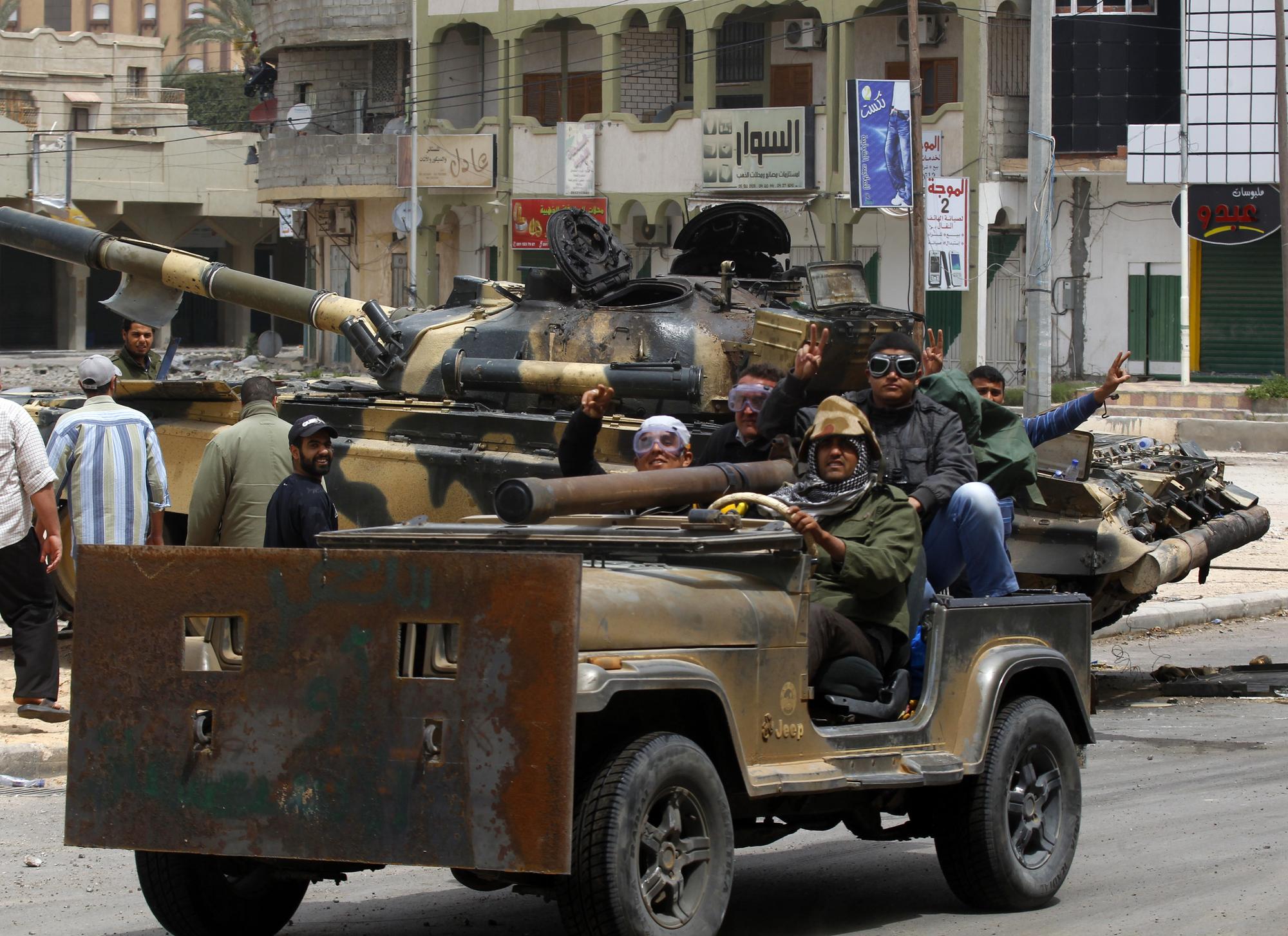 Ces insurgés ont réussi à s'emparer d'un char de l'armée de Kadhafi, à Misrata. [REUTERS - Yannis Behrakis]