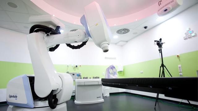 CyberKnife, un robot pour opérer avec précision. [Maja Hitij]