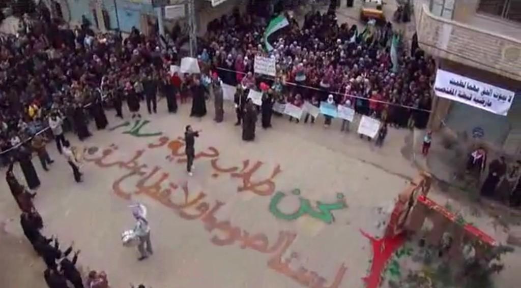 "Nous voulons la liberté et la paix ; nous ne sommes pas des voleurs ni des hors-la-loi", affirment les opposants à Bachar al-Assad à Homs. [Shaam News Network]
