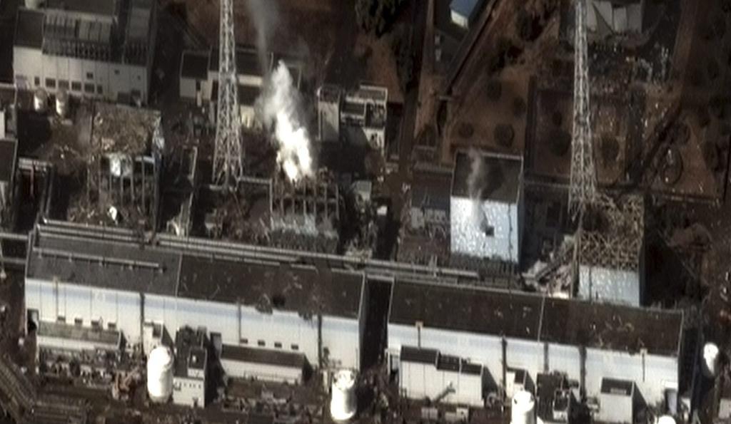 Cette photo satellite du 16 mars montre les dégâts subis par les réacteurs de Fukushima. Le réacteur 2 est le 2e depuis la gauche. [DigitalGlobe]