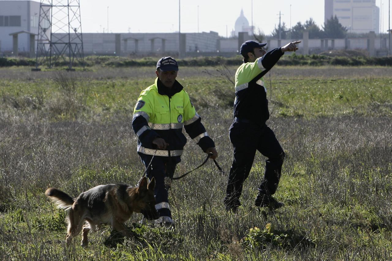 A Cerignola, en Italie, des volontaires s'activent pour tenter de retrouver les jumelles. [AFP - Giovanni Marino]