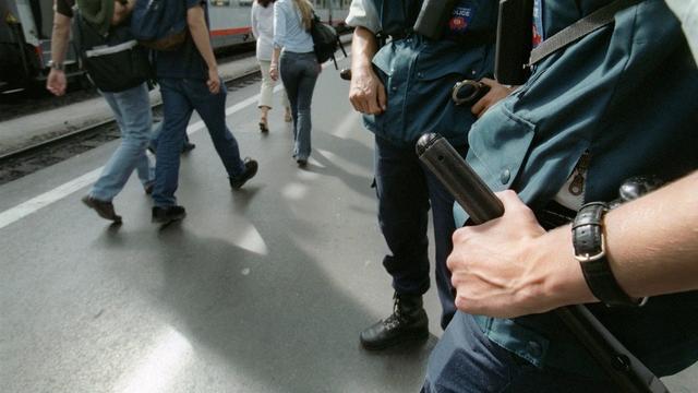 La police des transports des CFF sera équipée d'armes à feu à partir de l'été 2012. [Martin Ruetschi]