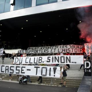 La manifestation a rassemblé à peine plus de 200 personnes devant le stade de la Maladière. [Keystone - Dominic Favre]