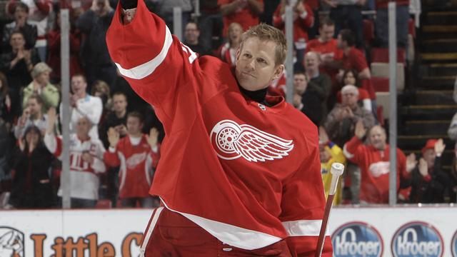 Chris Osgood dit au revoir aux supporters de Detroit. Le gardien met un terme à une riche carrière de 18 ans en NHL. [Keystone - Paul Sancya]