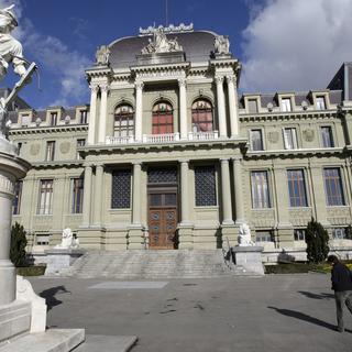La statue de Guillaume Tell, devant le Palais de Justice de Montbenon à Lausanne, ou la désobéissance à travers les âges. [Laurent Gilliéron.]