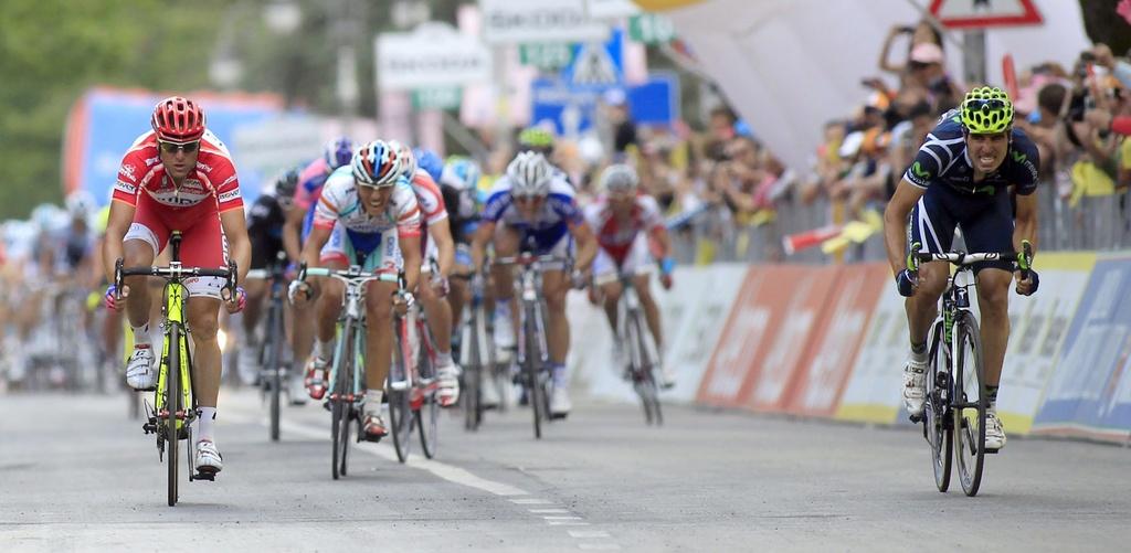 Petacchi (maillot rouge) a calé dans le sprint final pour le plus grand désespoir des "tifosi". [KEYSTONE - Alessandro Trovati]