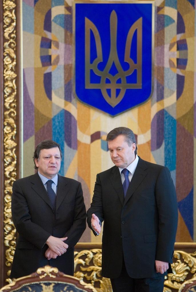 Le président ukrainien Viktor Ianoukovitch (à droite) en compagnie du président de la Commission européenne José Manuel Barroso. [KEYSTONE - Mykhailo Markiv]