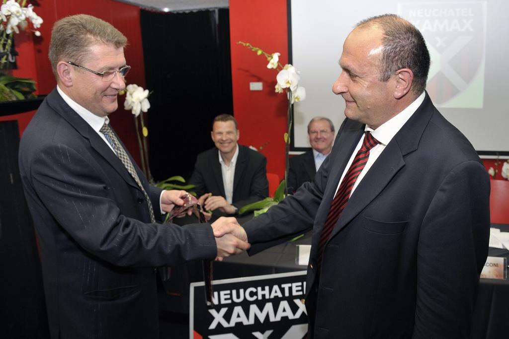Andrei Rudakov, à gauche, serre la main de l'ancien president Sylvio Bernasconi. [KEYSTONE - Sandro Campardo]
