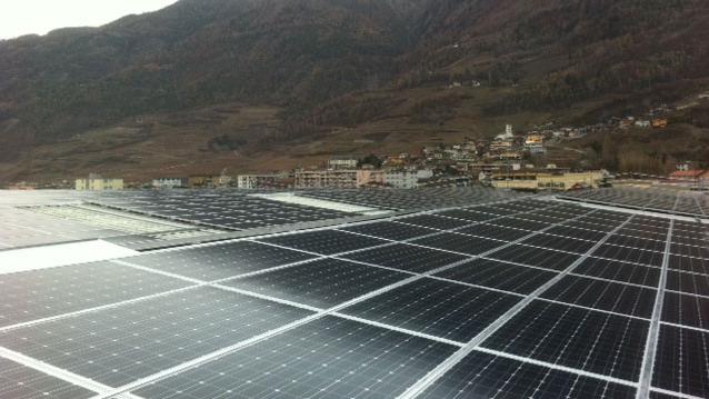 Avec ses 7500 m², la centrale solaire de Saxon est la plus grande du Valais. [Claude Defago]