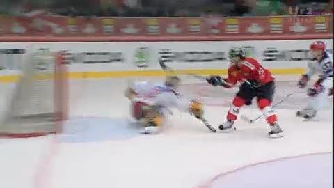 Hockey / Suisse - Russie (amical à Fribourg): Andres Ambühl rate le 2-1, seul devant le gardien russe (38e)