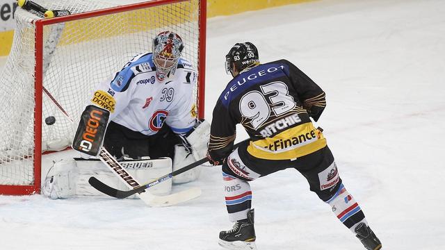 Byron Ritchie sonne la reprise bernoise en inscrivant le 1er but du SCB (1-2) face à Fribourg-Gottéron. [Keystone - Peter Klaunzer]