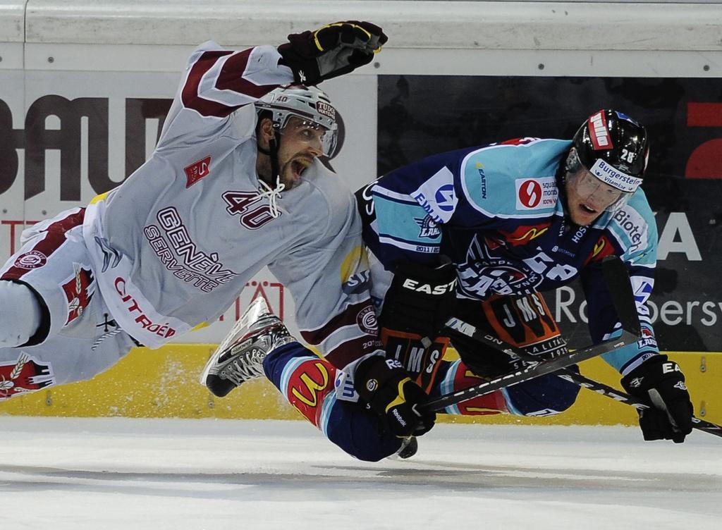 Une scène de "air hockey" entre Daniel Rubin et Jordan Murray. [Keystone - Steffen Schmidt]