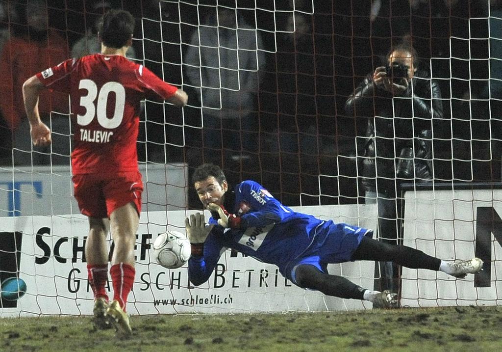 Bedenik s'interpose sur le penalty de Taljevic pour offrir la victoire aux Neuchâtelois. [KEYSTONE - Peter Schneider]