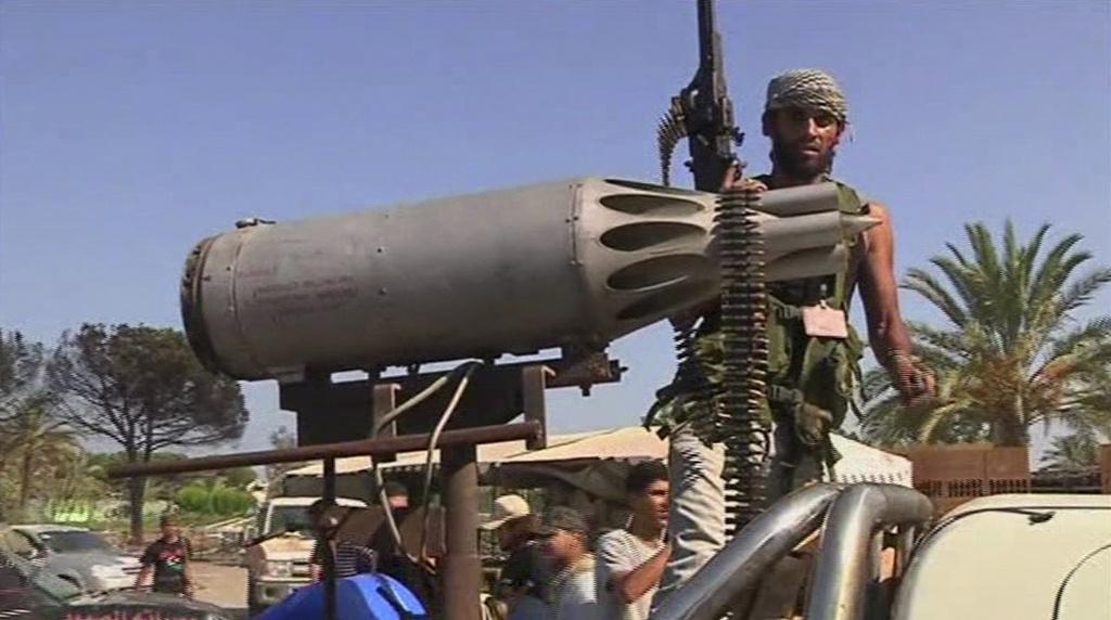 Un rebelle libyen avec un lance-roquettes dans la forteresse de Bal al-Azizya de Kadhafi. [KEYSTONE]