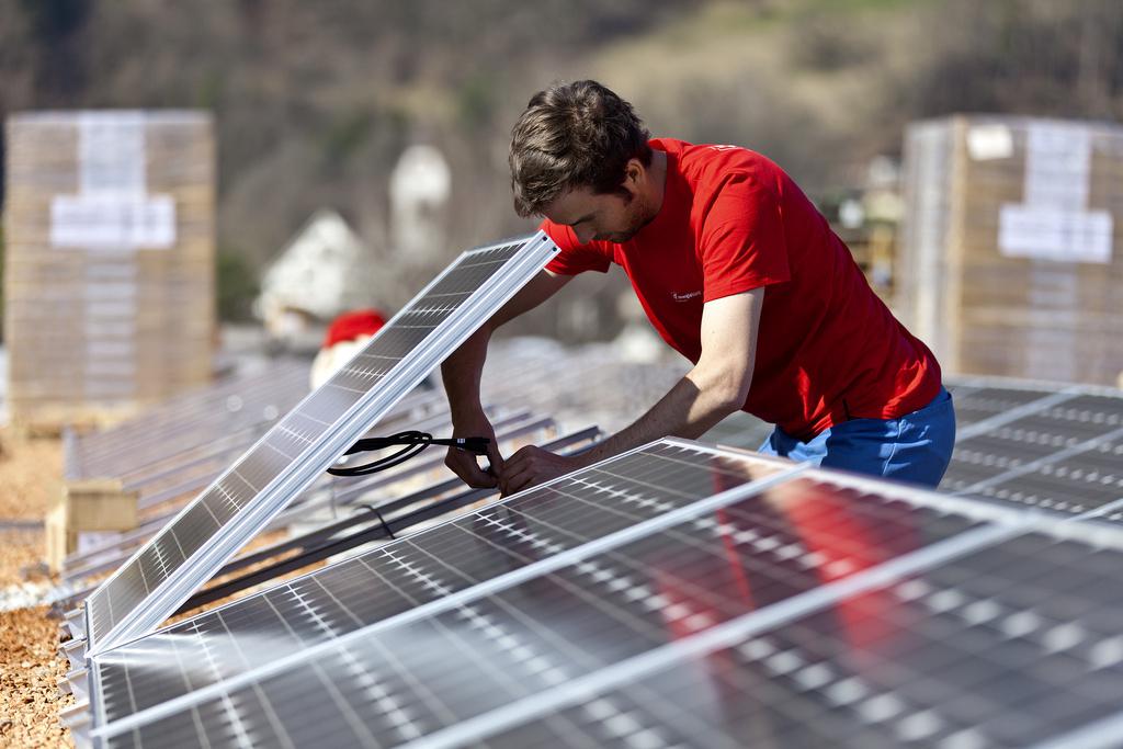 En 2011, la vente de panneaux solaires s'est accrue de 10% en Suisse. [KEYSTONE - Martin Ruetschi]