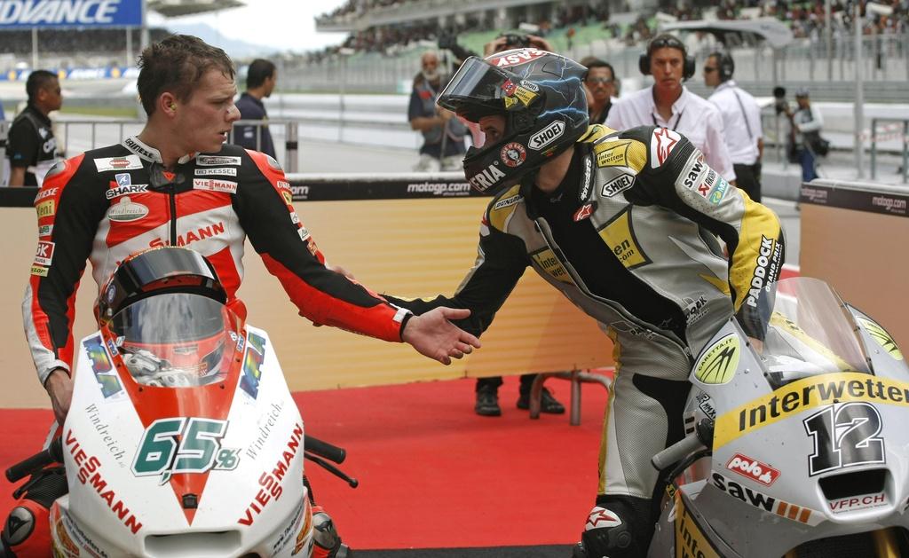 Explications de fin de course entre Lüthi (à dr.) et Bradl. [Lai Seng Sin]