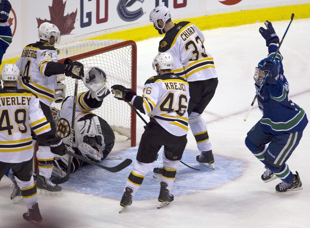 Manny Malhotra jubile après l'ouverture du score de Lapierre. [Jonathan Hayward]