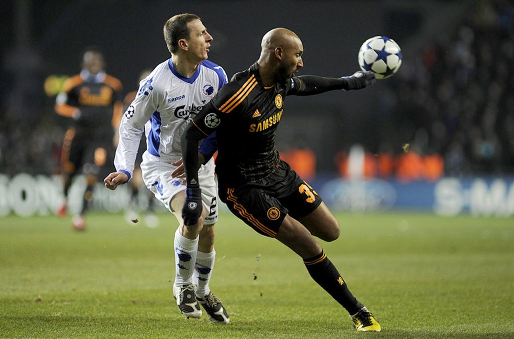 Anelka reprend un ballon pour faire trembler les filets. [KEYSTONE - Slottemo Lyngstad Martin]