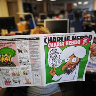 Un lecteur consulte un exemplaire de la dernière édition de Charlie Hebdo, le 2 novembre 2011  Paris