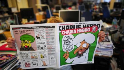 Un lecteur consulte un exemplaire de la dernière édition de Charlie Hebdo, le 2 novembre 2011  Paris