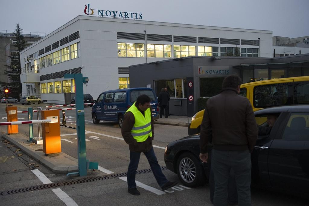 Un piquet de grève invite les employés à se rendre à la salle communale de Nyon. [Jean-Christophe Bott]