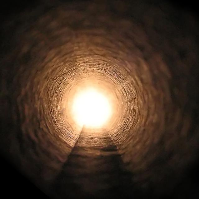 La fameuse "lumière au bout du tunnel" qu'évoquent un grand nombre de gens ayant fait l'expérience d'une mort imminente. [Vincent Petaccio II]