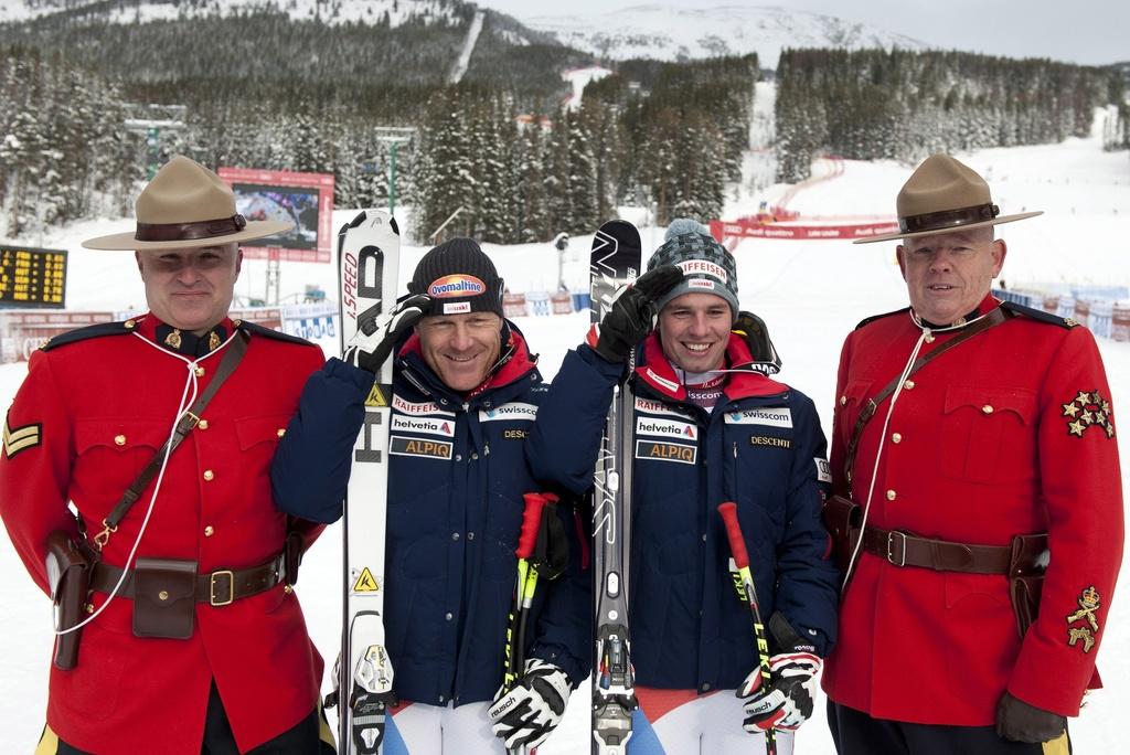 Une jolie photo-souvenir pour Didier Cuche et Beat Feuz. [Keystone - Mike Sturk]