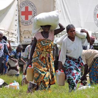 Femmes congolaises portant de la nourriture distribuée par la Croix-rouge. [Pascal Guyot]