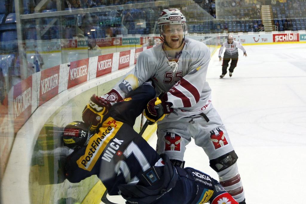 Le Servettien Vukovic s'explique avec Wick à Kloten. [KEYSTONE - Patric Kraemer]