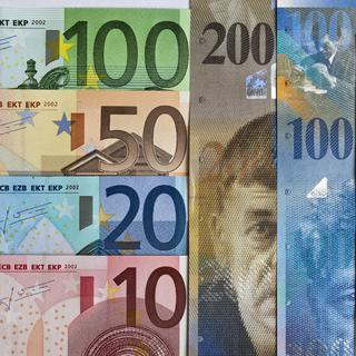 Banknotes of Euros and Swiss Francs, pictured on July 20, 2011. (KEYSTONE/Martin Ruetschi) [Martin Ruetschi]