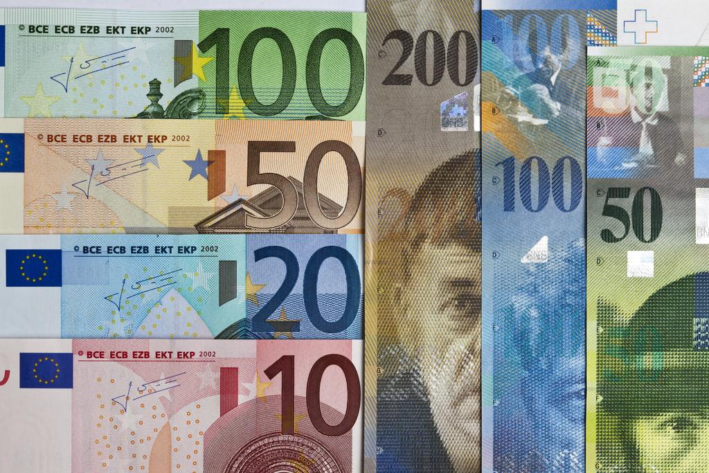 Banknotes of Euros and Swiss Francs, pictured on July 20, 2011. (KEYSTONE/Martin Ruetschi) [Martin Ruetschi]