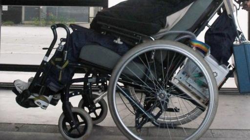 Un handicapé dans un fauteuil